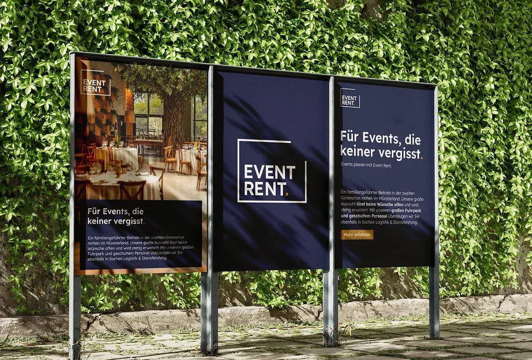 Drei Außenplakate von Event Rent vor einer begrünten Wand
