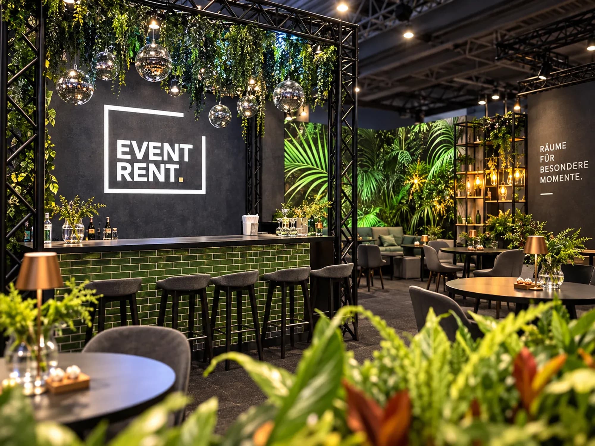 Messestand mit Bar, Loungemöbeln und Pflanzen, an der Wand die Wortmarke Event Rent