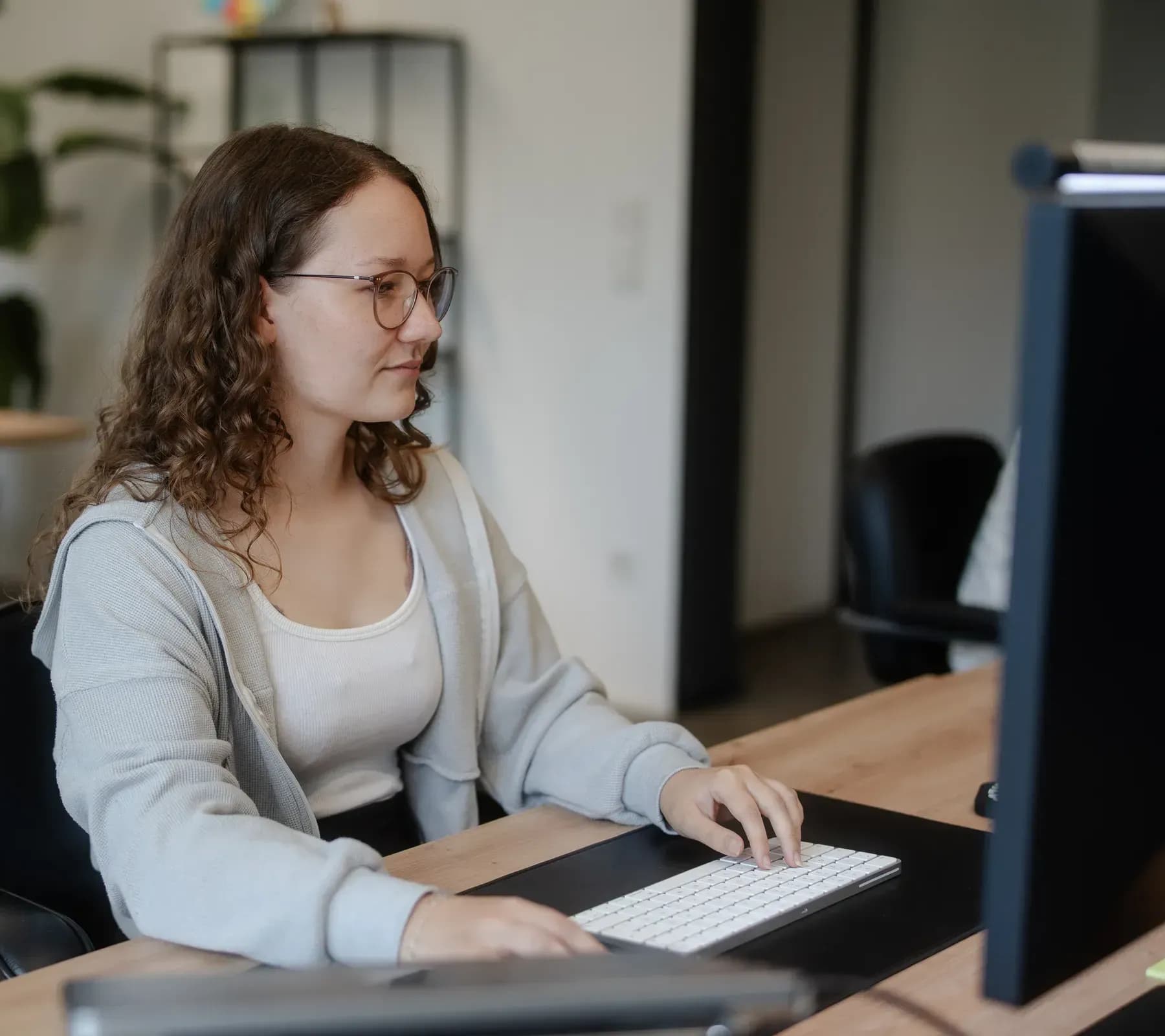 Kollegin von skeon digital am Arbeitsplatz mit Blick auf den Monitor
