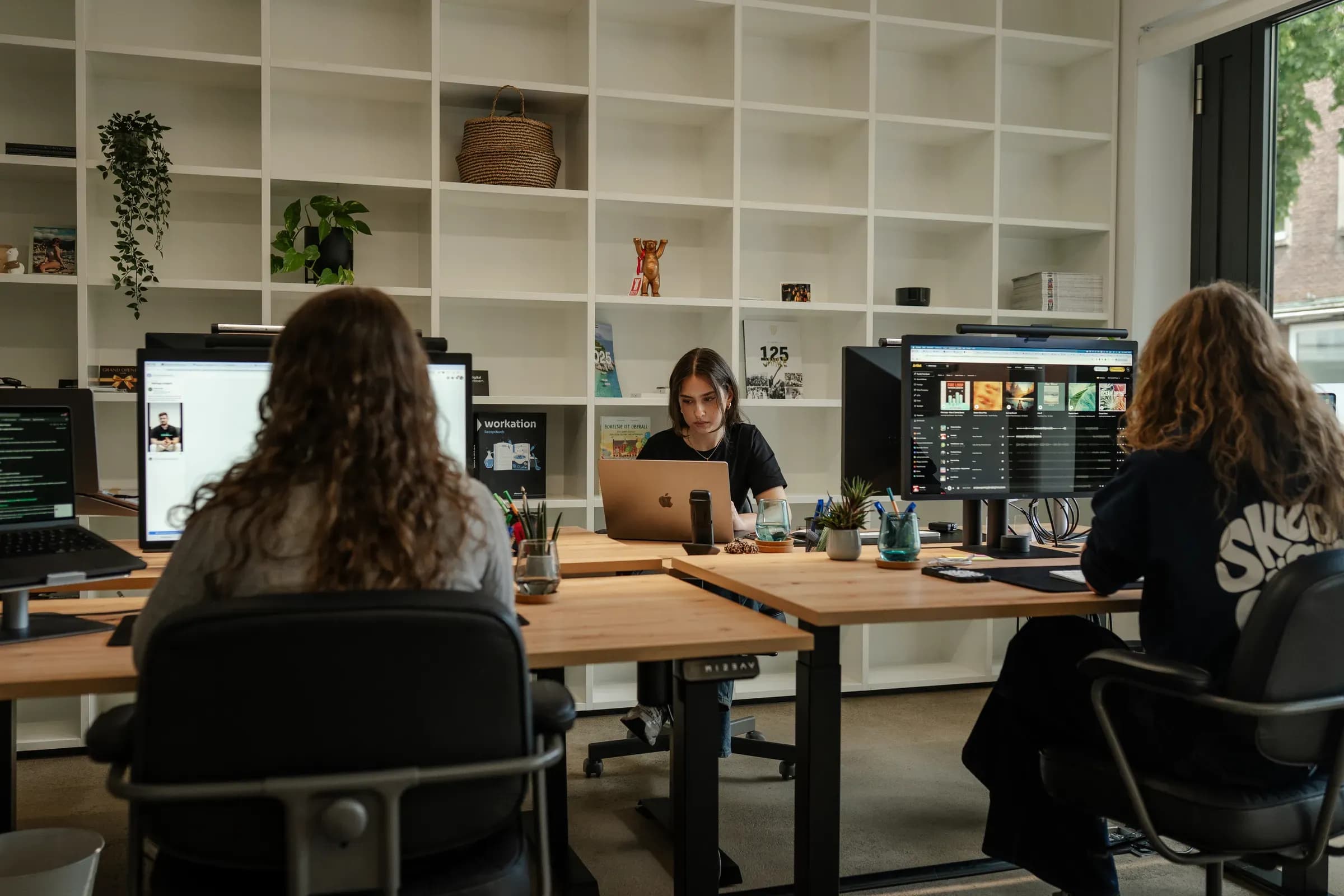 Zwei Kolleginnen von skeon digital an Monitoren mit Auswertungen im Büro