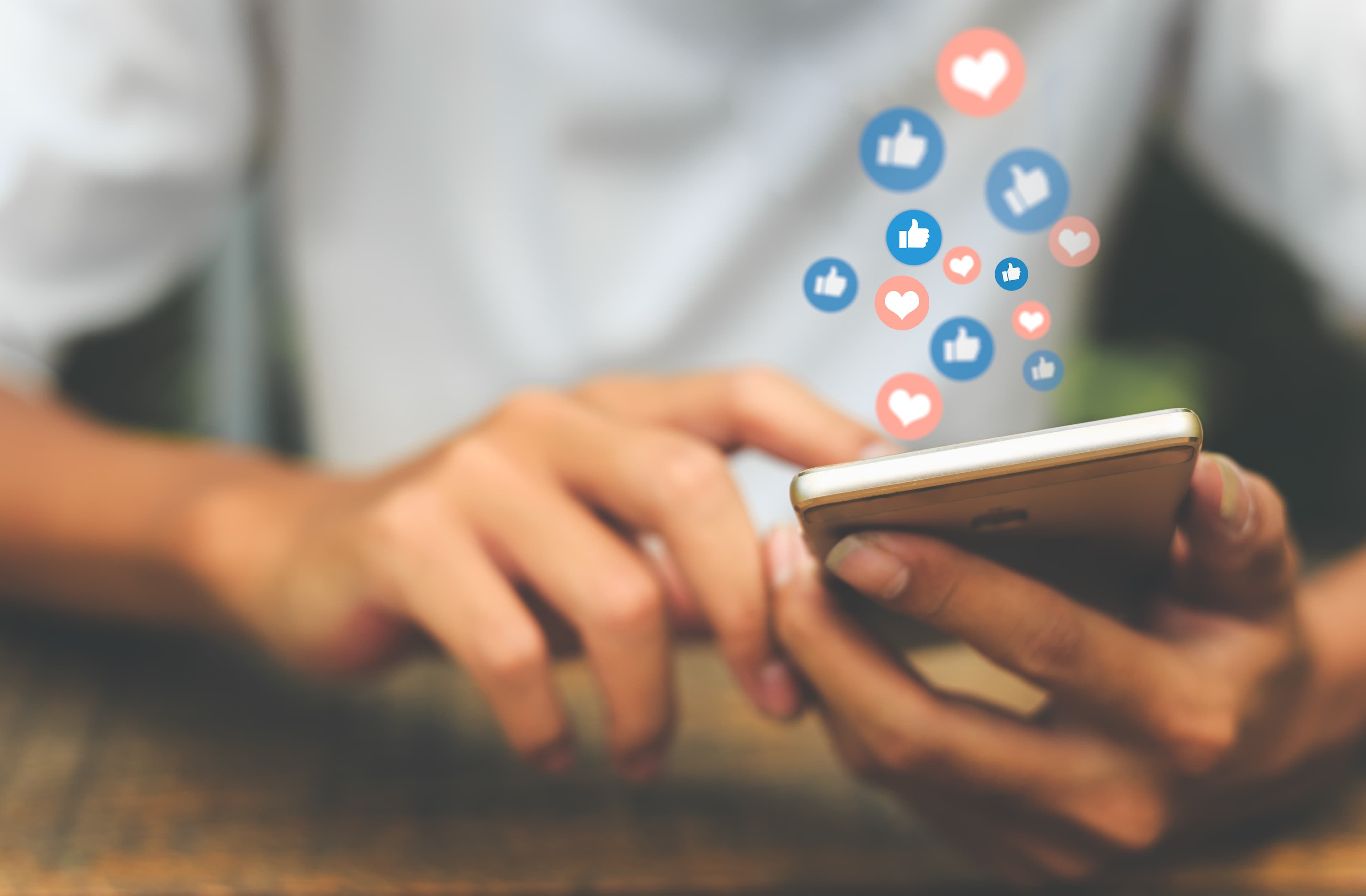 Junge Person nutzt Social Media