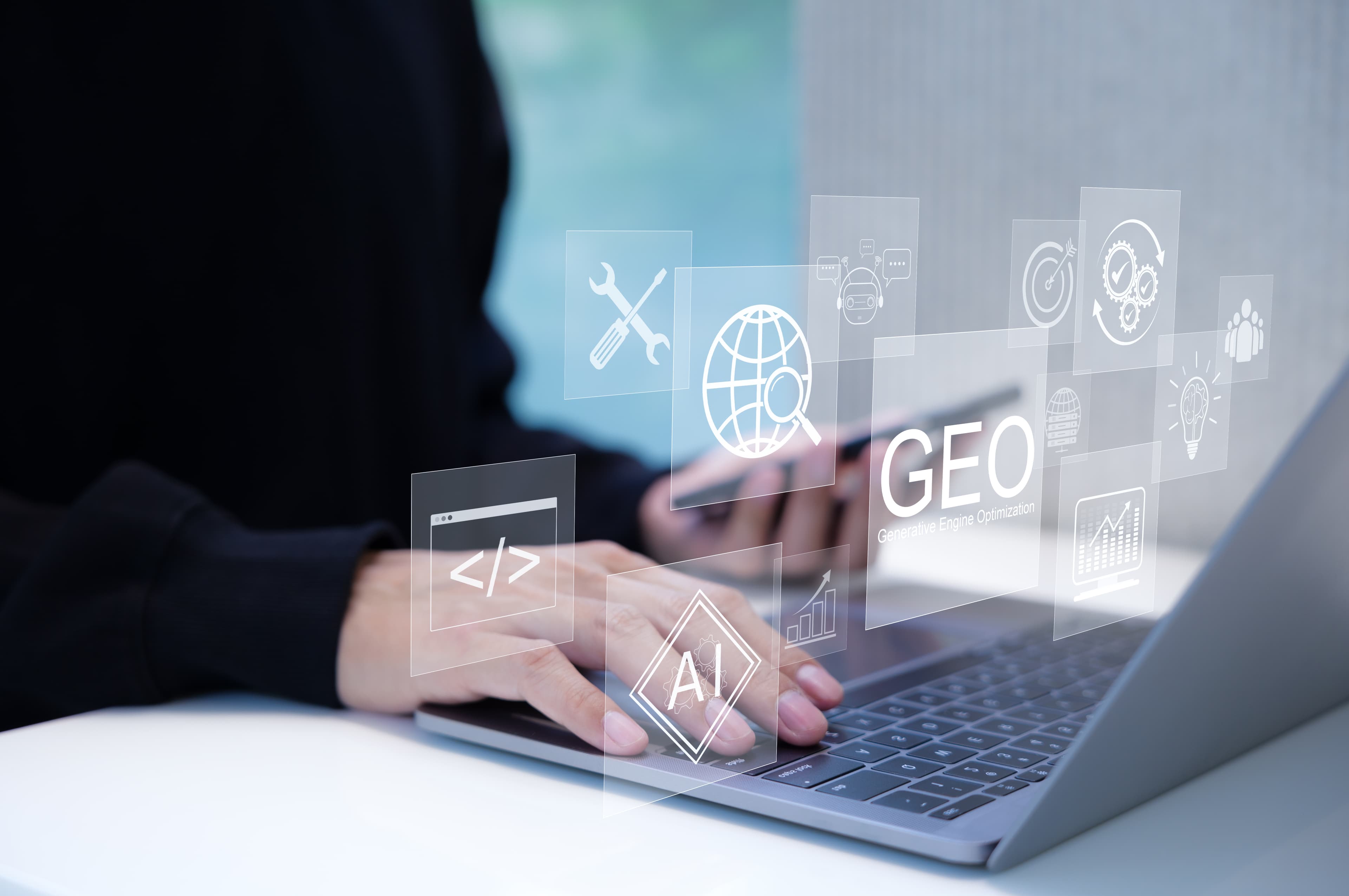 Person am Laptop mit Symbolen zu KI, Suche und Generative Engine Optimization (GEO)