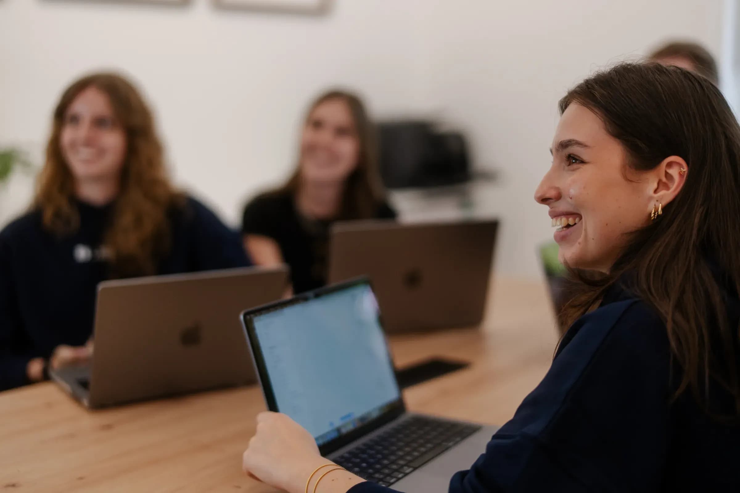Drei Kolleginnen von skeon digital mit Laptops im Besprechungsraum