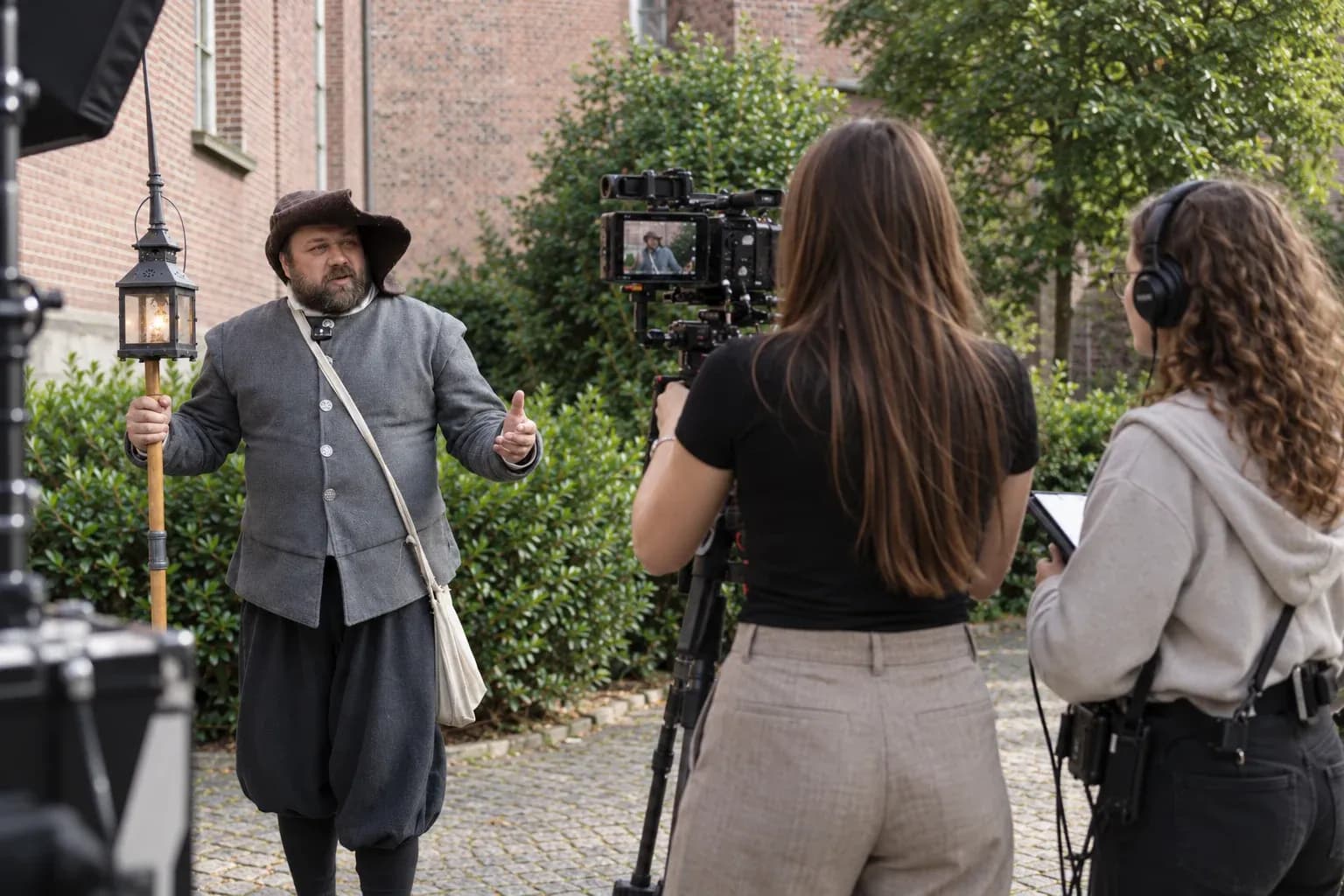 Dreh für Bocholt.Beste: der Nachtwächter vor der Kamera, das Team von hinten
