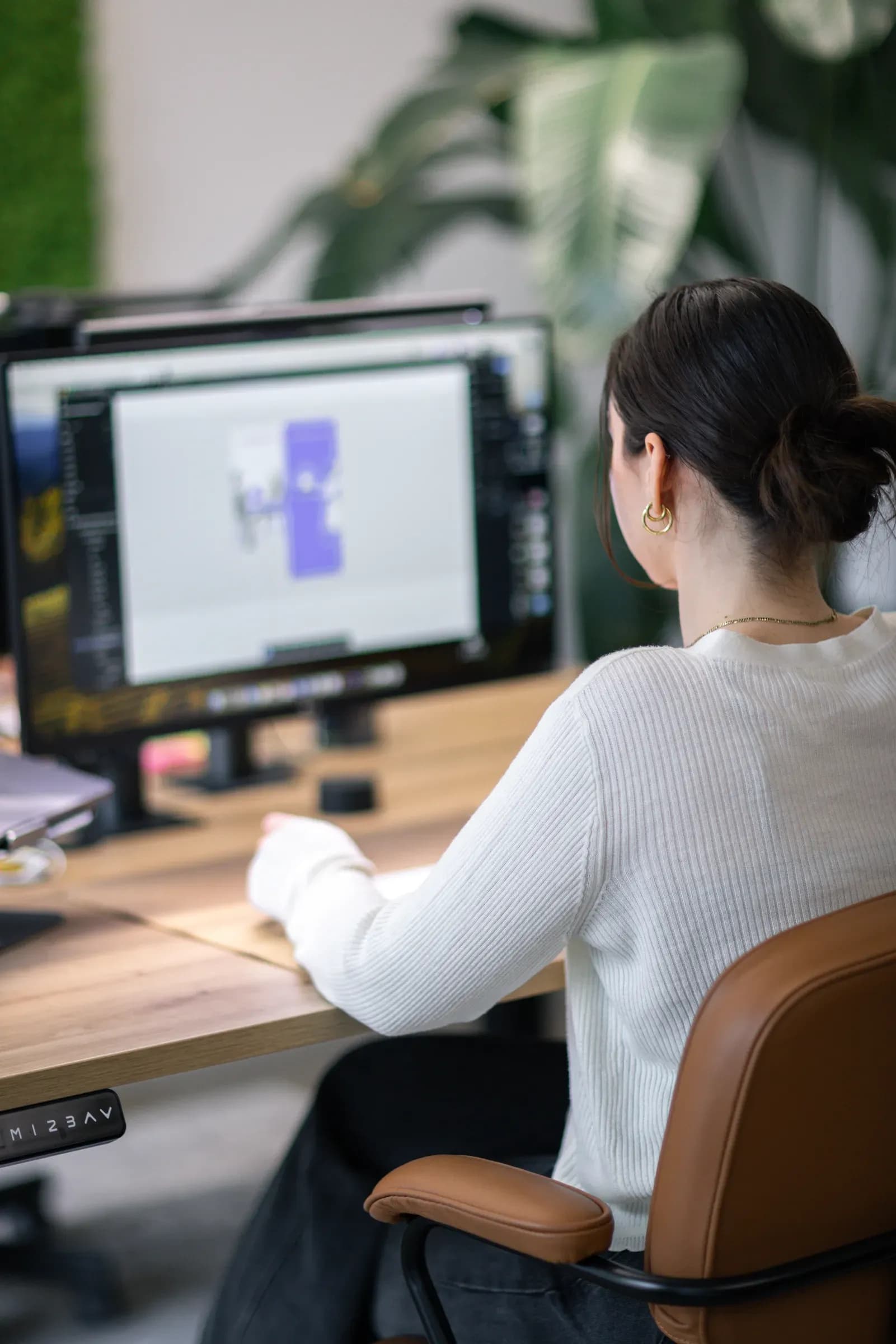 Kollegin von skeon digital gestaltet am Monitor ein Social-Media-Motiv