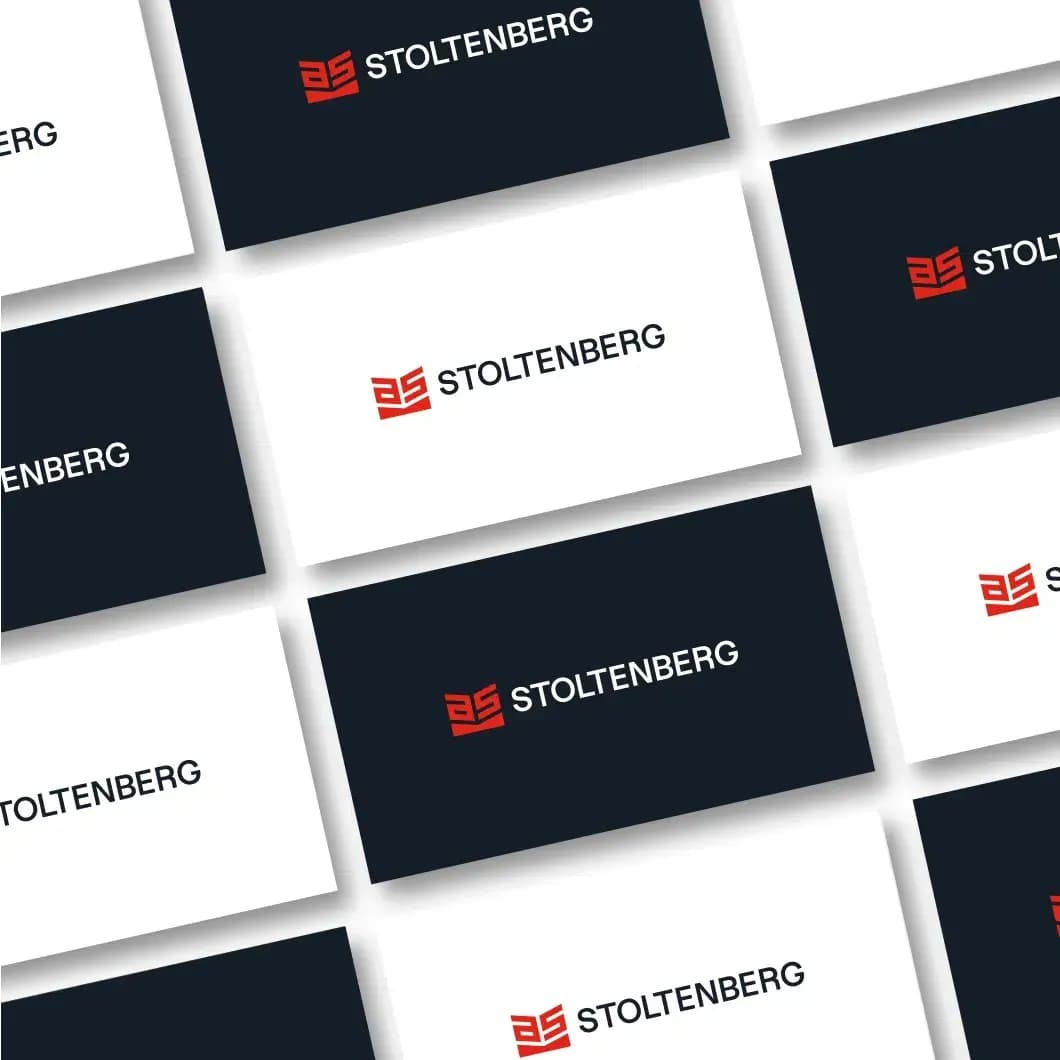 Visitenkarten mit dem neuen Stoltenberg-Logo, abwechselnd in Dunkelblau und Weiß