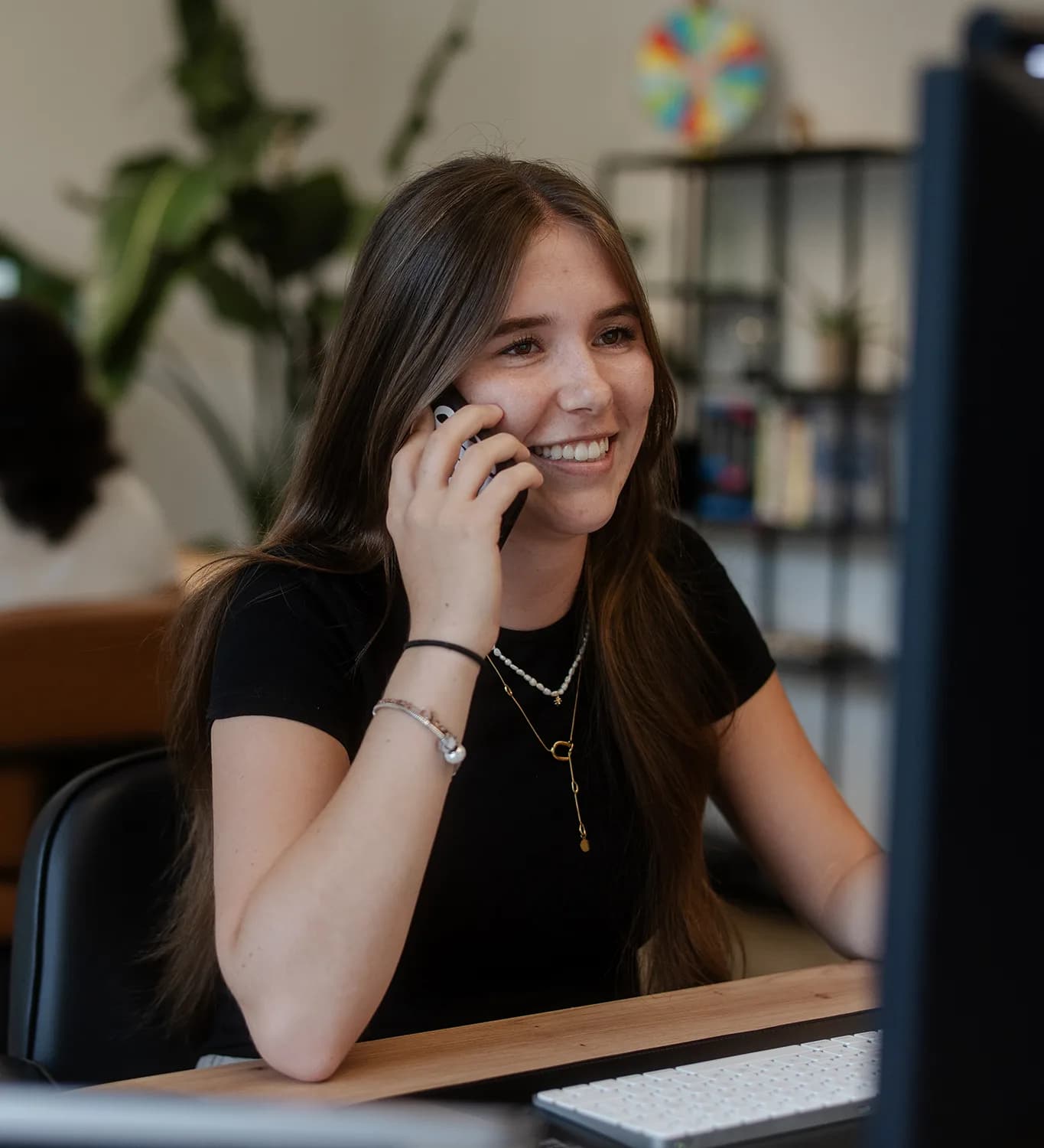 Teammitglied von skeon digital im Telefonat am Arbeitsplatz