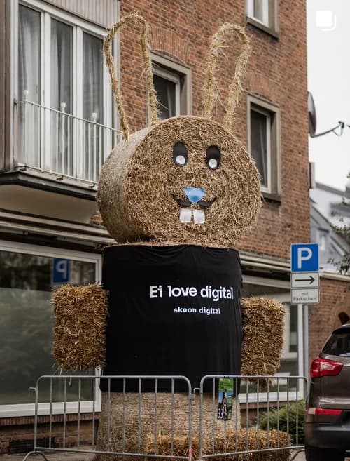 Strohhase mit skeon-digital-Banner vor dem Büro in Bocholt